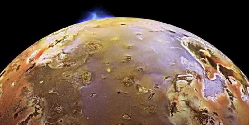 Спътникът на Юпитер Йо е покрит от голям брой активни вулкани,