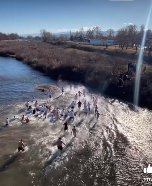 Трендафил Крумов извади Богоявленския кръст от водите на река Марица
