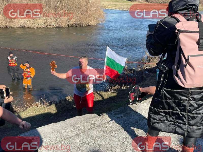 Йовчо Ангелов Аланджийски от Пловдив извади Богоявленския кръст от водите
