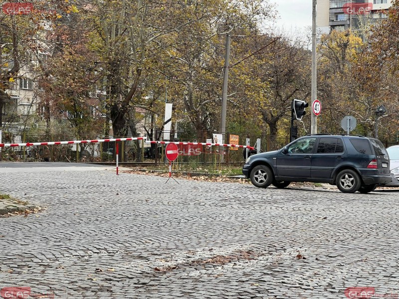 Бариера се стовари върху служебна кола в Пловдив, разби обзорното стъкло