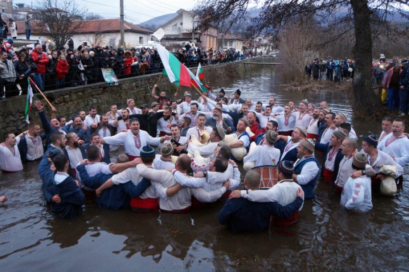 Християните в България празнуват днес Богоявление. По традиция кръстът се