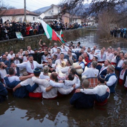Християните в България празнуват днес Богоявление По традиция кръстът се