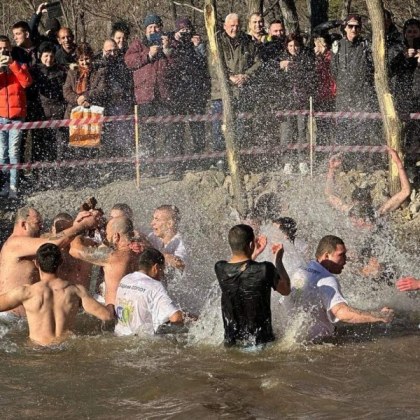 Огнеборец от пловдивската пожарна хвана кръста в Сопот