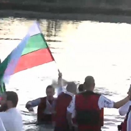 Първи за богоявленския кръст се хвърлиха мъжете в Шипка