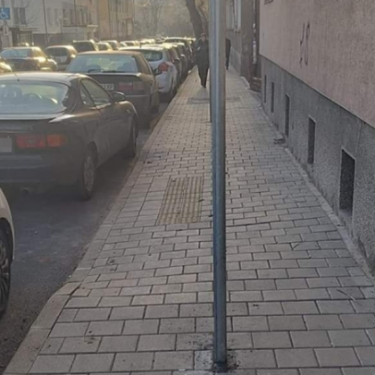 Поставиха метални стълбове по средата на тротоар в Перник СНИМКИ