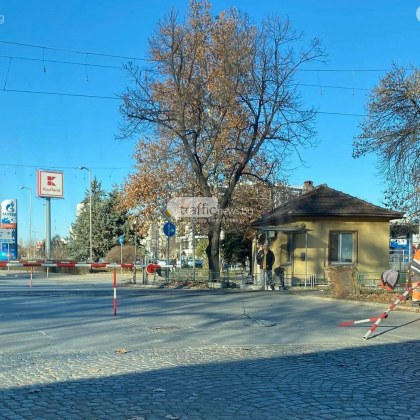 Ремонт на бариерата затвори прелеза на