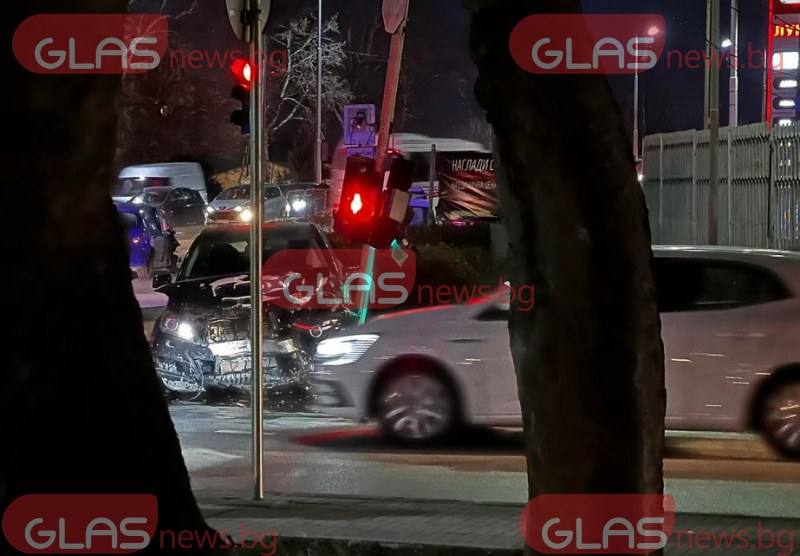 Тежка катастрофа в Пловдив! Пострадал е шофьор СНИМКИ