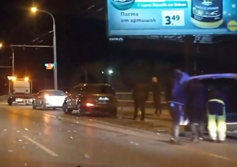 Верижна катастрофа в София, полицаи са на мястото СНИМКИ