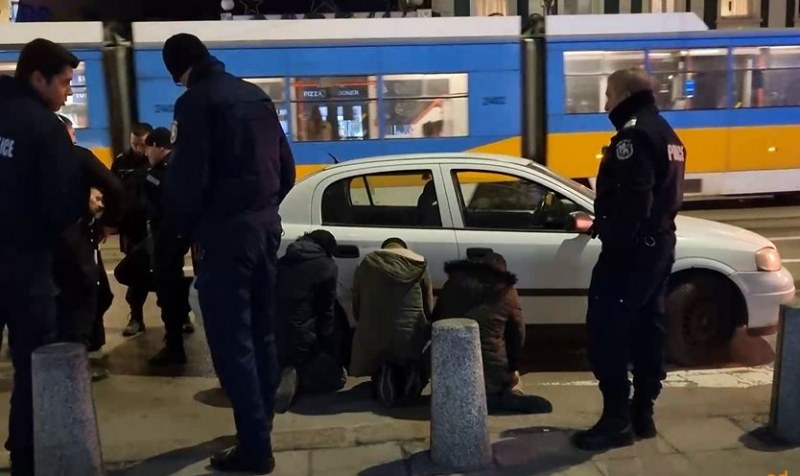 Задържаха нелегални мигранти в София