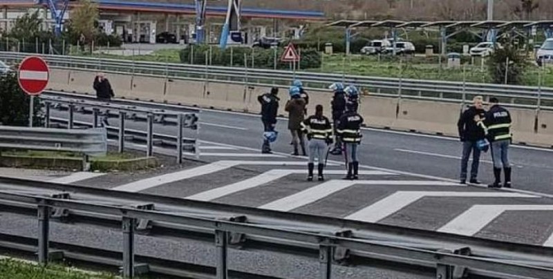 15-километрова тапа на магистрала в Италия заради сбиване между футболни фенове ВИДЕО
