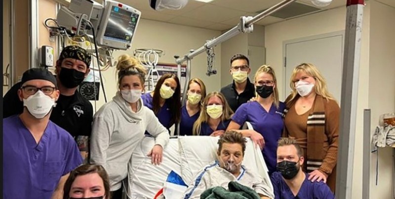 Джереми Ренър, прегазен от снегорин, отпразнува рождения си ден в болницата СНИМКИ
