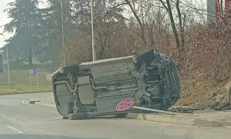 Тежък инцидент във Варна, кола се обърна  СНИМКА