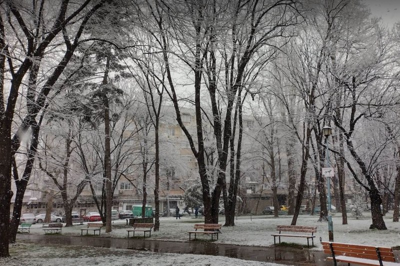 Снегът приближава България, ето къде ще завали първо