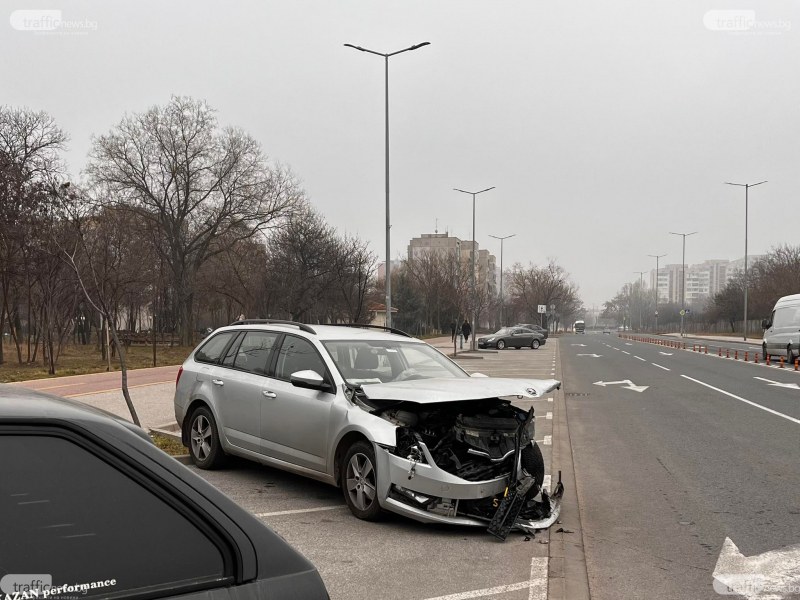Две коли се сблъскаха в Пловдив, шофьорите са откарани с линейка СНИМКИ