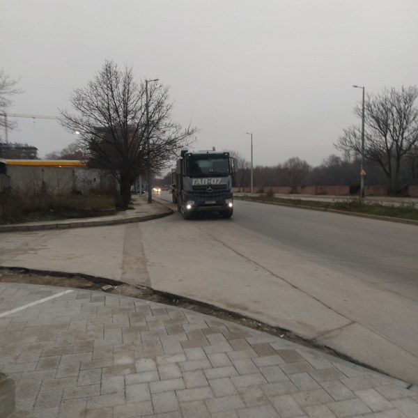 Камион паркира на велоалея в Пловдив. Шофьорът: Ами, къде да спра? СНИМКИ