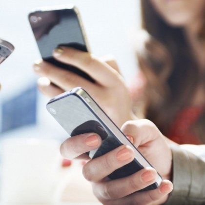 КЗП проверява мобилни оператори за нарушение на клаузи в договорите