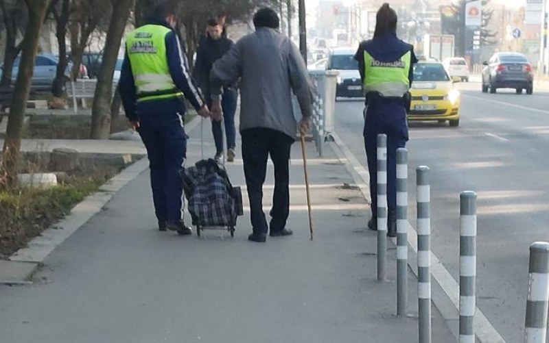 Полицаи помагат на пенсионер. Само в България ли сме шокирани? СНИМКА