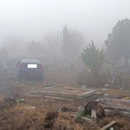 Шофьор се хвърли в гробище, щетите са големи СНИМКИ