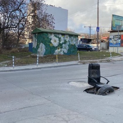 Огромна дупка зейна на път във Варна а граждани запретнаха