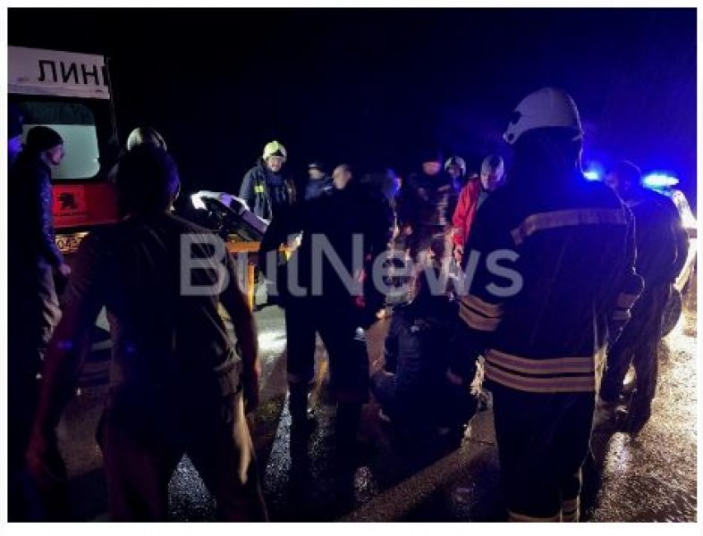 Тежка катастрофа до Враца, заплашиха екип на Бърза помощ  СНИМКИ