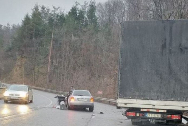В критично състояние е водачът, пострадал при сблъсъка в 