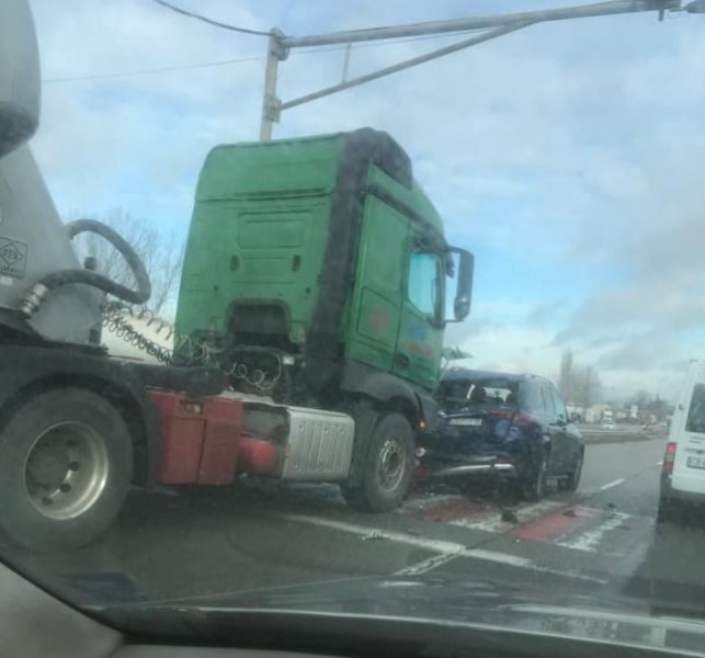 Камион блъсна кола на столичното Околовръстно СНИМКА
