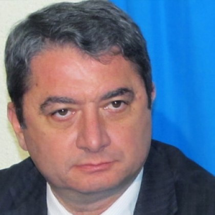 Горкия, по-добре да му купят една табла да си играе