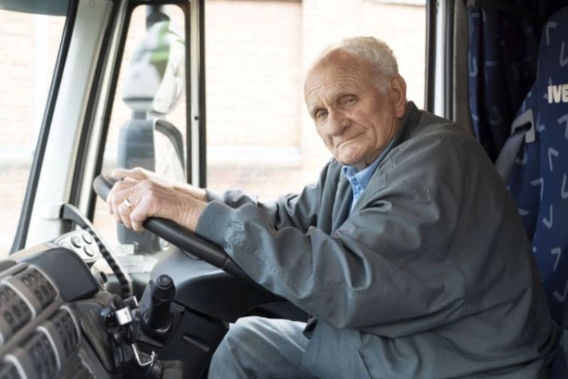 90-годишен е най-възрастният шофьор на камион във Великобритания. Брайън Уилсън