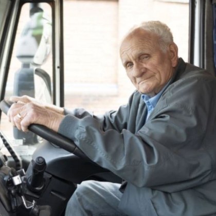 90 годишен е най възрастният шофьор на камион във Великобритания Брайън Уилсън