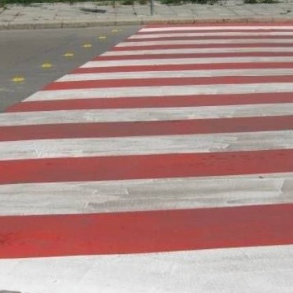 Шофьор удари 15 годишно момиче на пешеходна пътека в Добрич съобщиха