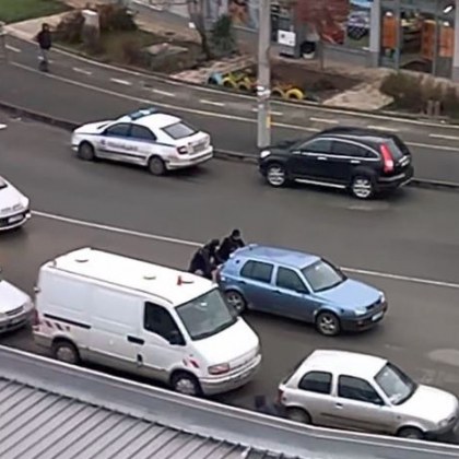 Добър жест от страна полицаи в Бургас трогна местните жители Двама