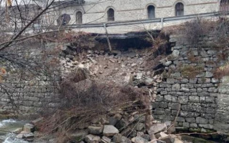 Пропадна пътят към Троянския манастир СНИМКИ