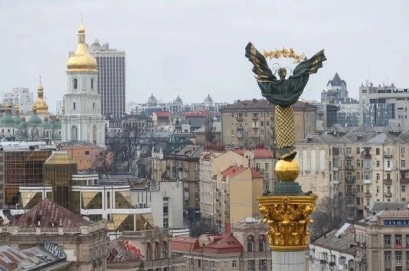 В центъра на Киев се появи фотозона с горящ Кремъл СНИМКИ