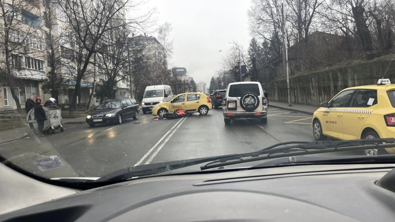 Кола направи нарушение и блъсна моторист СНИМКИ