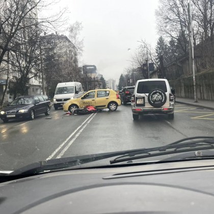 Кола направи нарушение и блъсна моторист СНИМКИ
