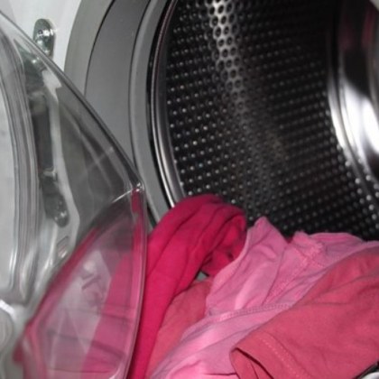 Тригодишно момиченце бе открито мъртво в перална машина в апартамента