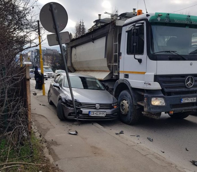 Камион и кола се блъснаха в София СНИМКА