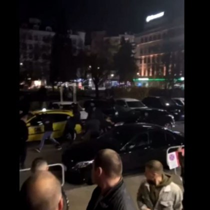 Нарковойна? Масово сбиване и хвърлени бомбички пред дискотека в София