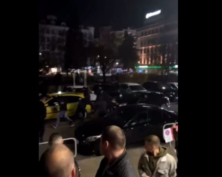 Нарковойна? Масово сбиване и хвърлени бомбички пред дискотека в София