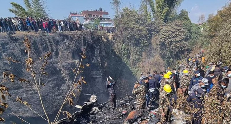 Няма оцелели при самолетната катастрофа в Непал СНИМКИ