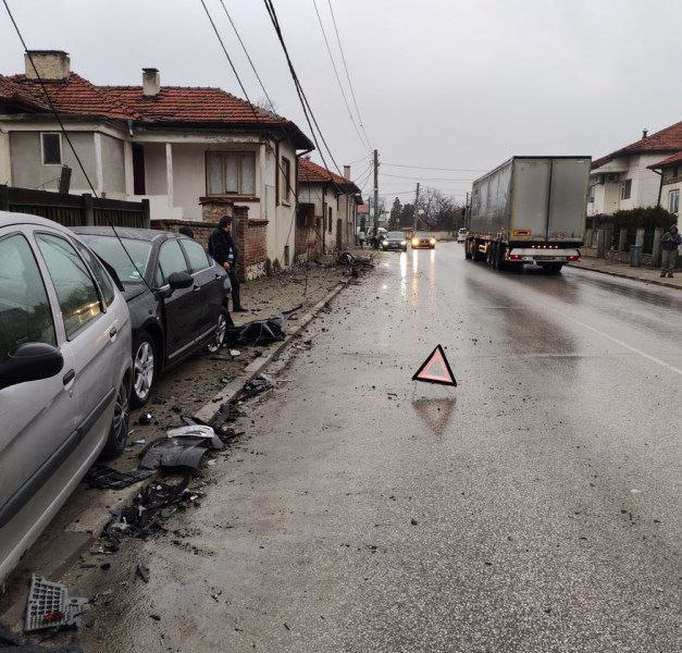 В Пловдивско: Пиян шофьор отнесе две коли, вряза се в стълб и си тръгна СНИМКИ
