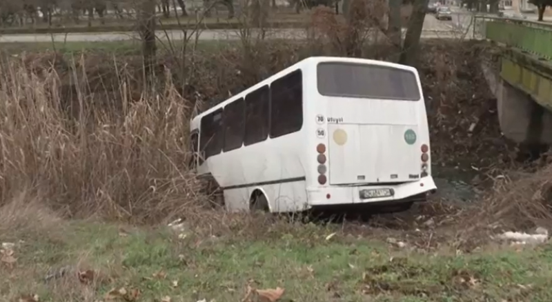 Инцидент в Сливенско: Пътнически автобус падна в река