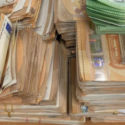Хванаха мъж, облепен с тлъсти пачки и златни изделия около кръста си