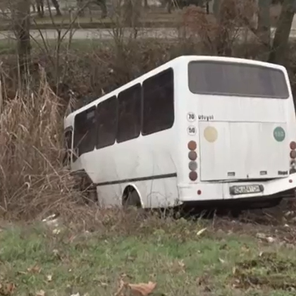 Инцидент в Сливенско: Пътнически автобус падна в река