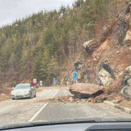 Скала се стовари на пътя край Смолян