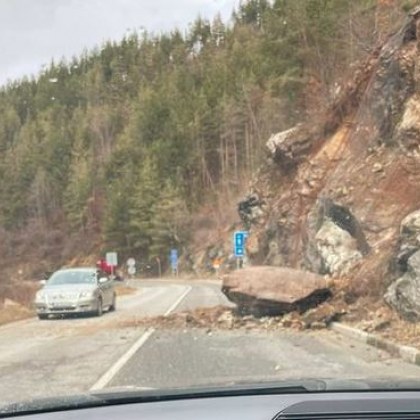 Голям скален къс се е паднал на пътя край Смолян