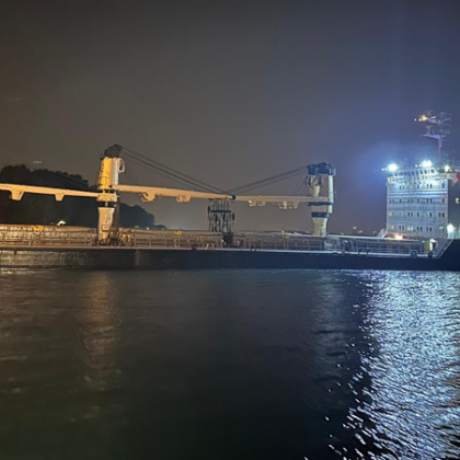 Плаващ от Украйна товарен кораб е заседнал в плитчините край