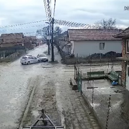 ВИДЕО: МВР шеф блъсна с патрулка колата на младеж след наркосделка
