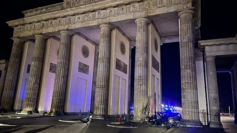 Мерцедес се вряза в Бранденбургската врата, шофьорът е мъртъв  СНИМКИ