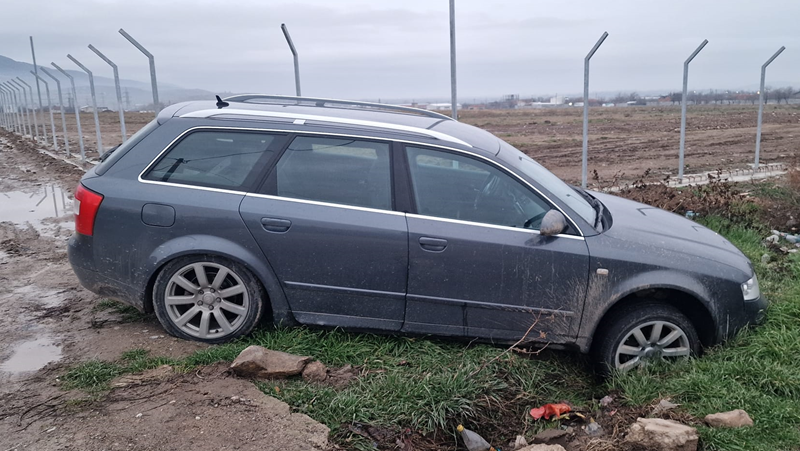 Офроуд преживяване! Кола затъна във вилна зона край Сливен СНИМКИ